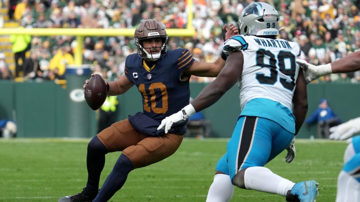 Panthers Zombam Foto da Festa de Aniversário de Jordan Love dos Packers com Meme de 'Invasores de Festa'