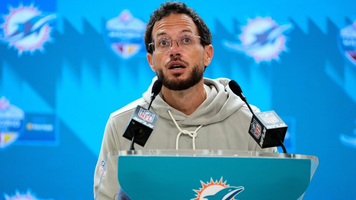 Quais HCs da NFL Estão na Berlinda? Insiders Falam sobre Rumores de Mike McDaniel e Mais