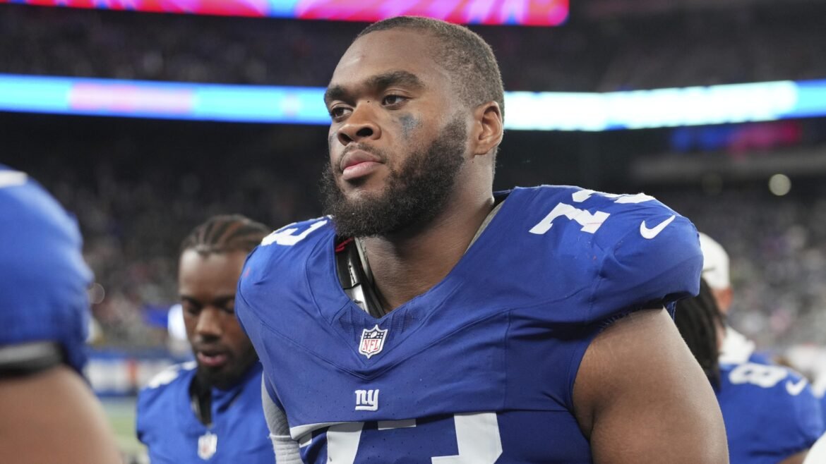 Relatório de Troca de Evan Neal é Acompanhado pelos Giants na Data Limite da NFL de 2025, Ex-Escolha de 1ª Rodada