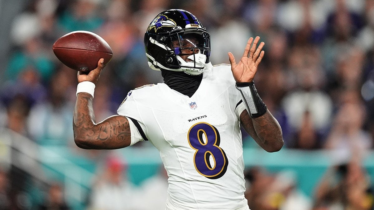 Lamar Jackson lança passe contra os Dolphins