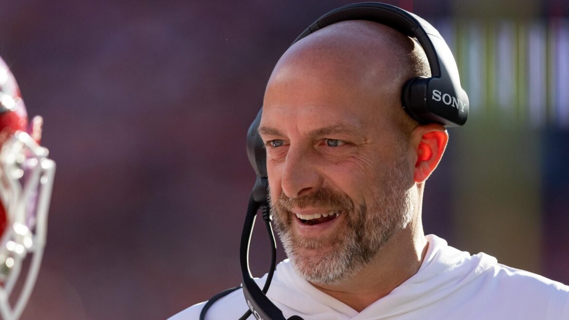 Últimos Rumores da NFL sobre a Busca do Titans por um Técnico, Assistente dos Chiefs Visto como 'Candidato Sério'