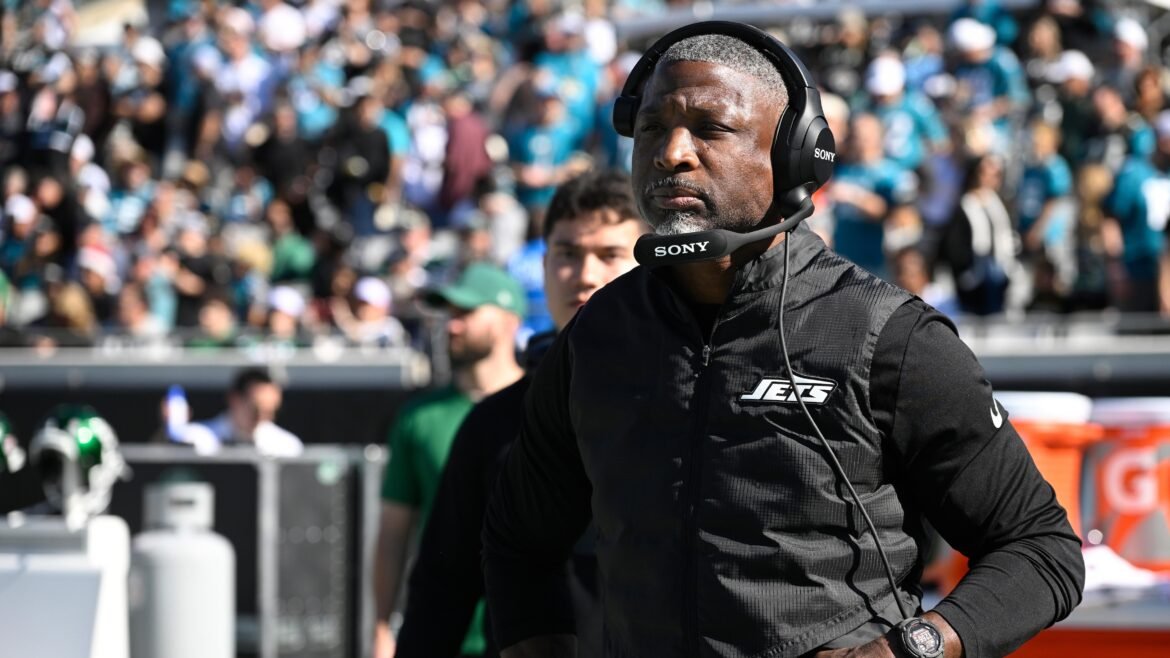 A Segurança no Emprego de Aaron Glenn como Treinador do Jets Revelada em Últimos Rumos da NFL em Meio a Dificuldades