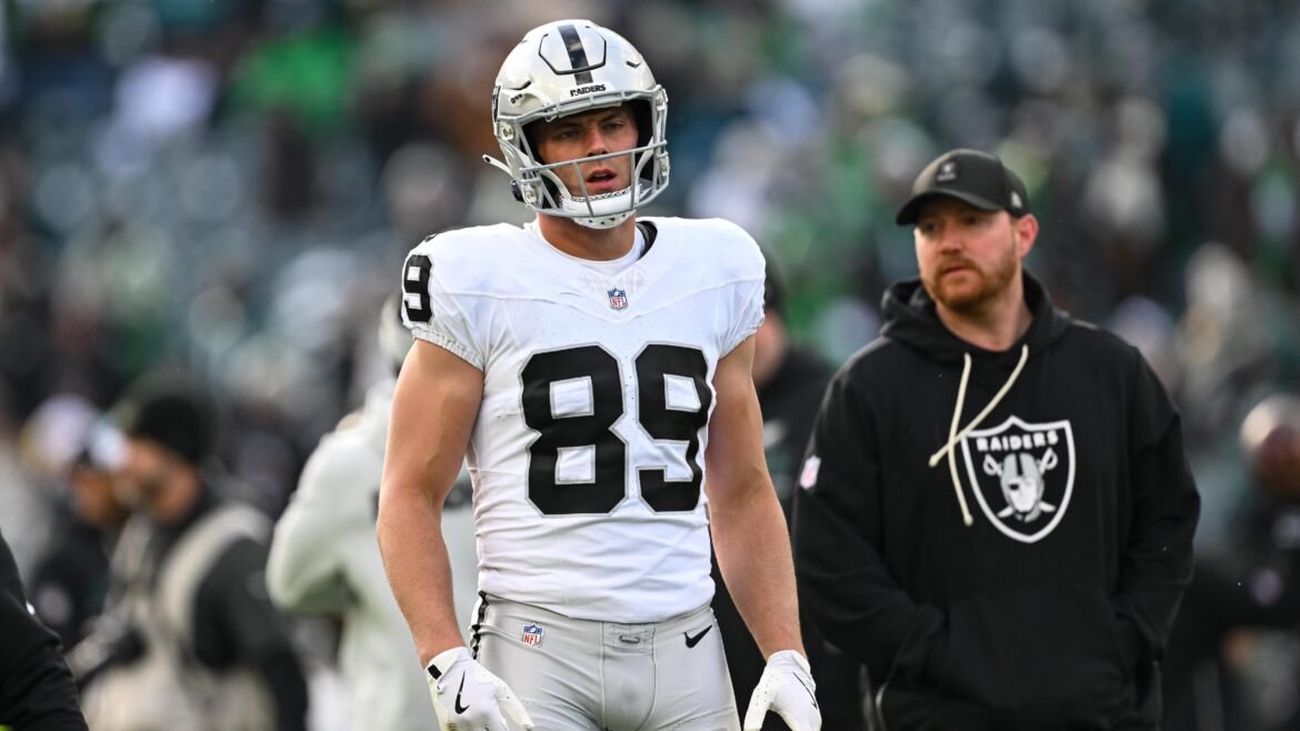 Brock Bowers, lesionado, supostamente está no IR dos Raiders; quem são os melhores TEs disponíveis no waiver wire para fantasy?
