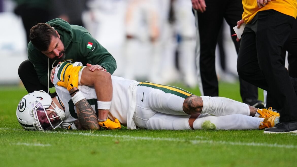 Christian Watson, dos Packers, Liberado do Hospital Após Exame de Lesão no Peito