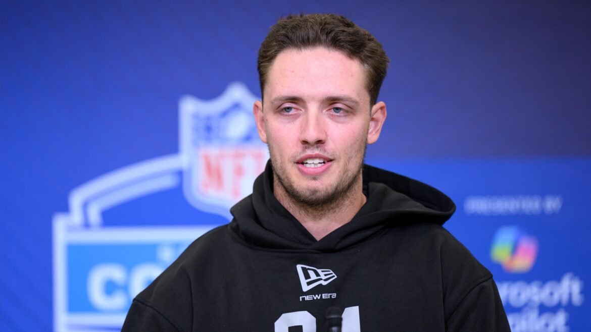 Carson Beck vaiado por torcedores de Indiana no Combine da NFL após vitória do IU no título do CFP contra Miami.