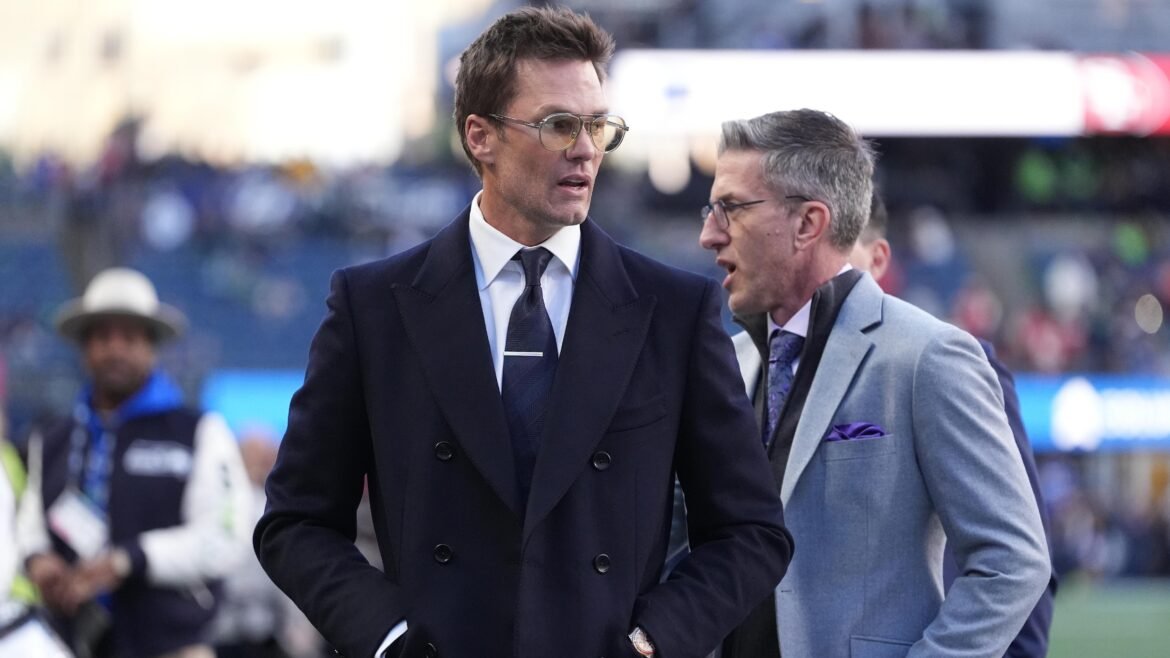 Mansão de $150 milhões de Tom Brady, 'Bunker Bilionário', vista em novas fotos; lenda da NFL possui iate de $6,5 milhões.