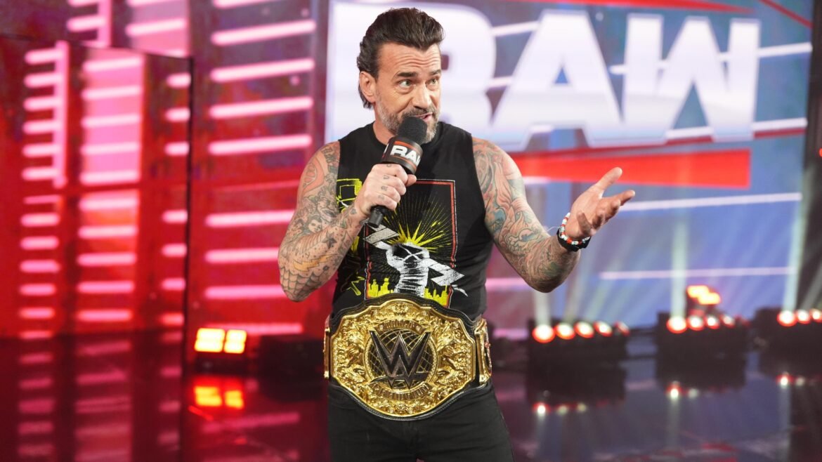 Modo Showcase do CM Punk no WWE 2K26 revelado em novo trailer de gameplay.