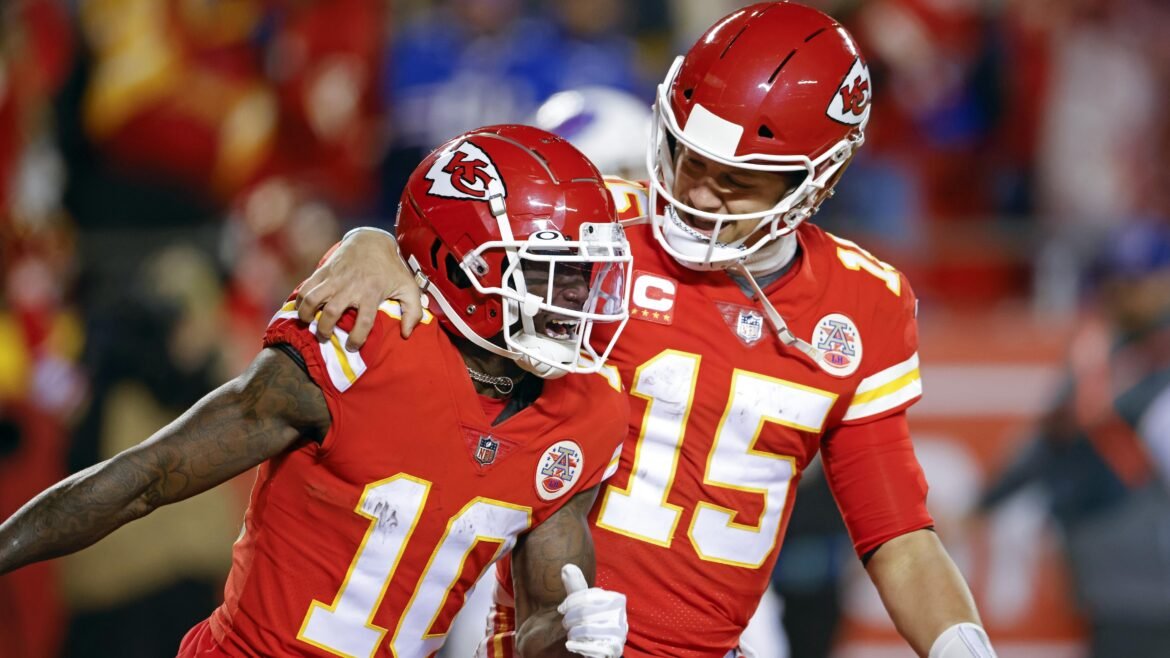 Reunião Tyreek Hill-Mahomes, Local de Chegada dos Chiefs Observado por Fãs da NFL Após Liberação dos Dolphins