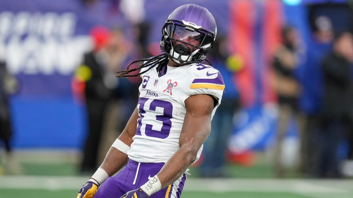 Aaron Jones e Javon Hargrave devem ser cortados pelos Vikings, a menos que haja troca, atualização do teto salarial da NFL.