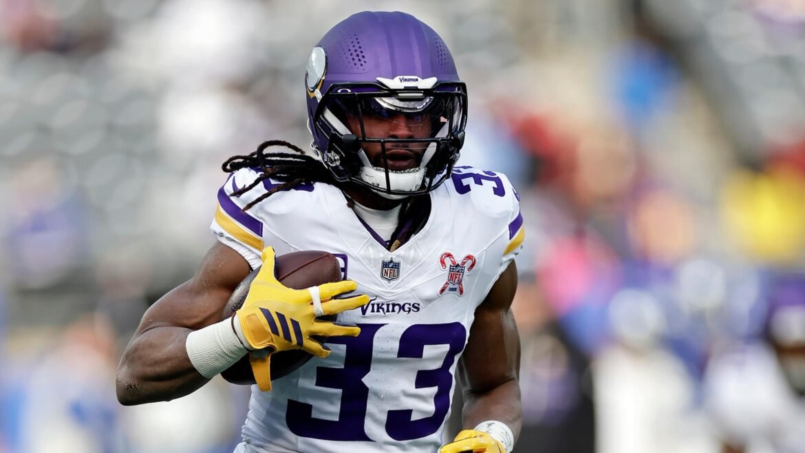 Aaron Jones e Vikings supostamente concordam com contrato revisado após rumores de liberação; detalhes revelados.