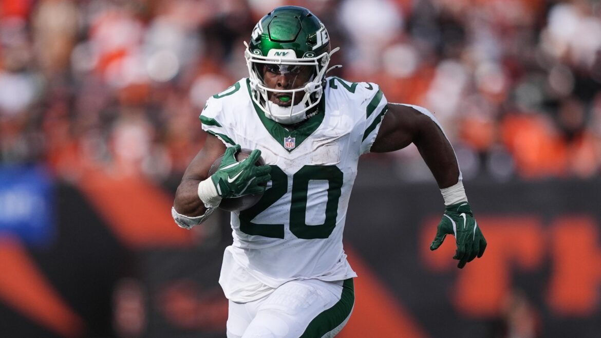 Breece Hall Recebe Supostamente Tag de Franquia de $14,3M dos Jets, Qual é o Prazo para um Novo Contrato?