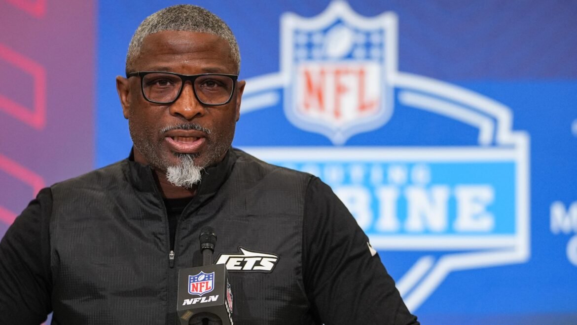 Novos Rumores dos Jets sobre o Esquema Defensivo de Glenn Após a Troca de Jermaine Johnson pelo T'Vondre Sweat dos Titans