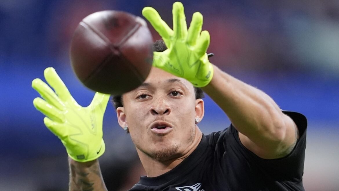 Avieon Terrell diz que times da NFL "cometeram um erro" ao deixá-lo cair para os Falcons e jogar com o irmão A.J.