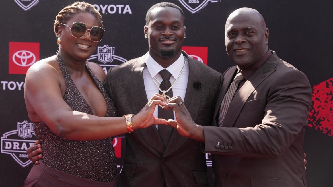 Fernando Mendoza, Jeremiyah Love, Ty Simpson e Outros Exibem Roupas para o Draft da NFL 2026 em Vídeos e Fotos