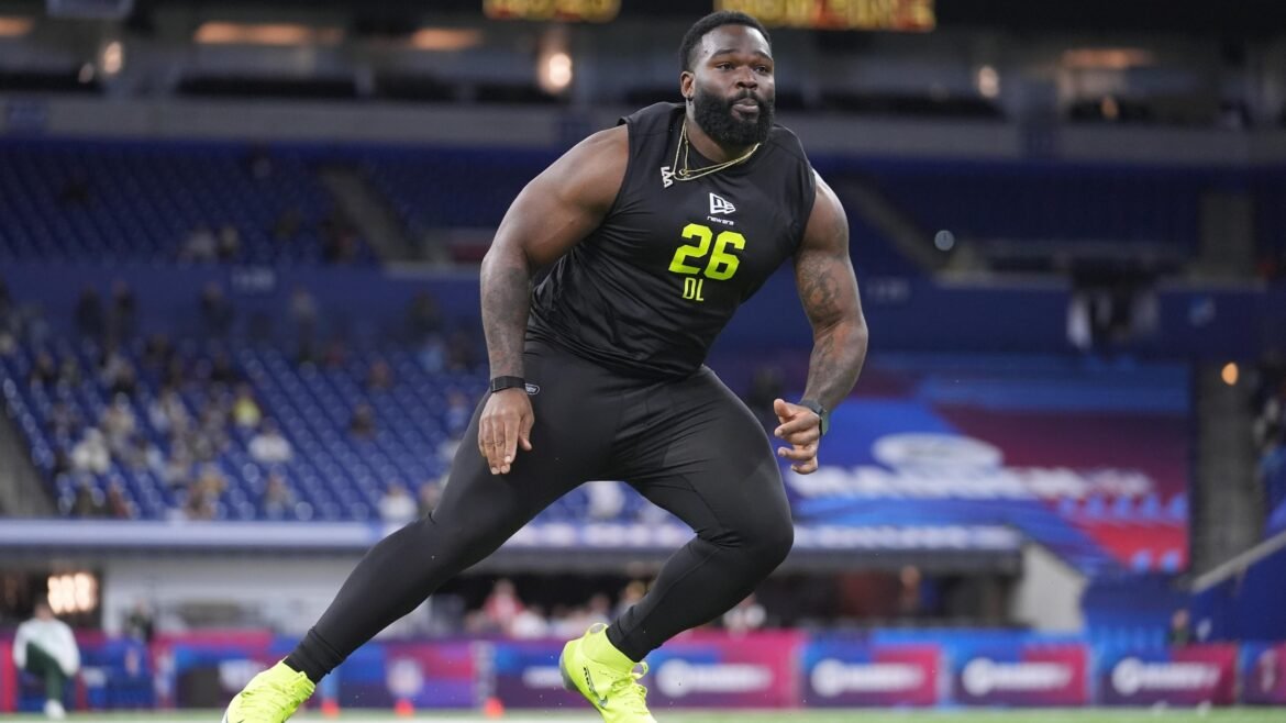 Filha do Escolha do Draft da NFL dos Jaguars 'Escolhe' Local de Destino Horas Antes da Seleção em Vídeo Viral