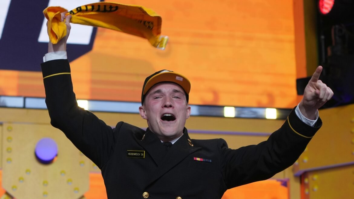 Navy's Eli Heidenreich Selecionado pelos Steelers em Vídeos Épicos do Draft da NFL 2026 Celebrando a Escolha da Cidade Natal
