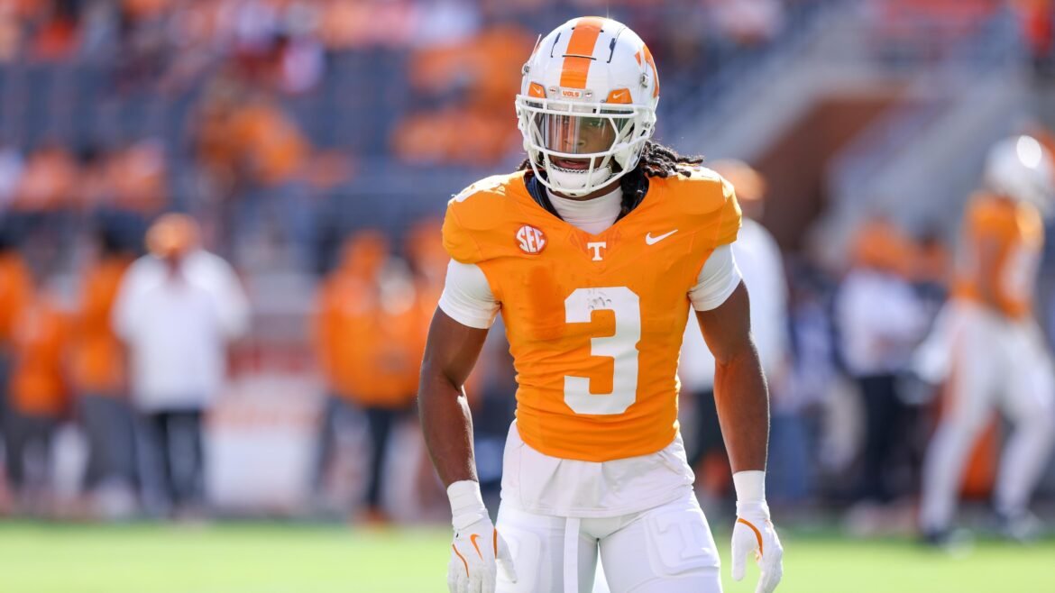 Preocupações com a lesão de Jermod McCoy detalhadas por insider em vídeo durante queda no draft da NFL de 2026