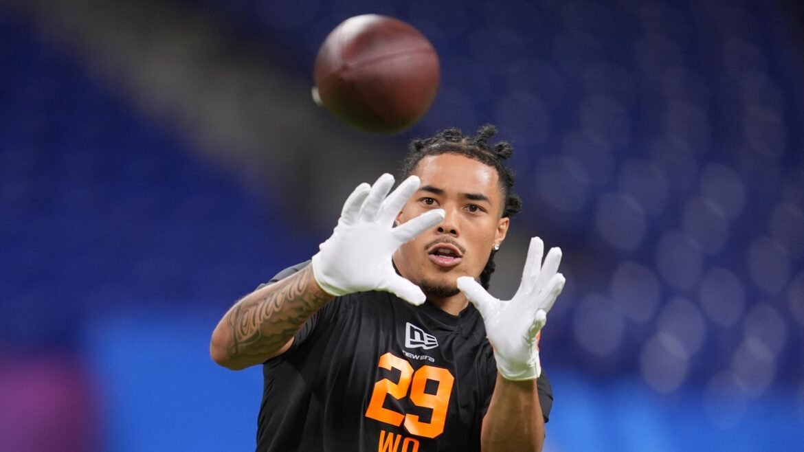 Rams Supostamente 'Amam' Este Prospecto de WR Após Rumores de Troca de A.J. Brown e Davante Adams